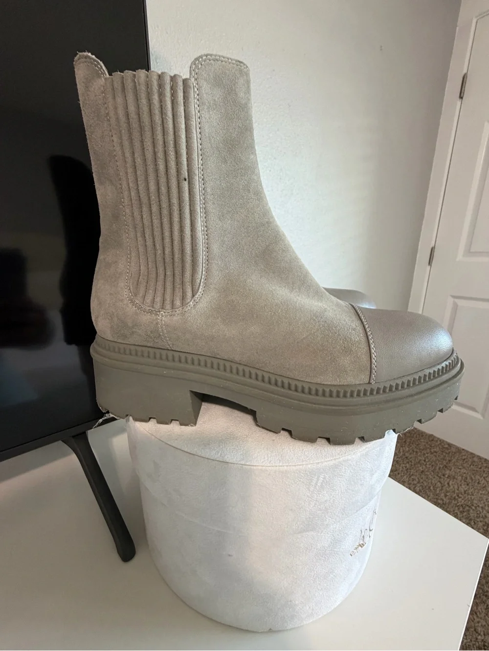 Marc Fisher LTD Gray Suede Chunky Platform Chelsea Boots Size 8M